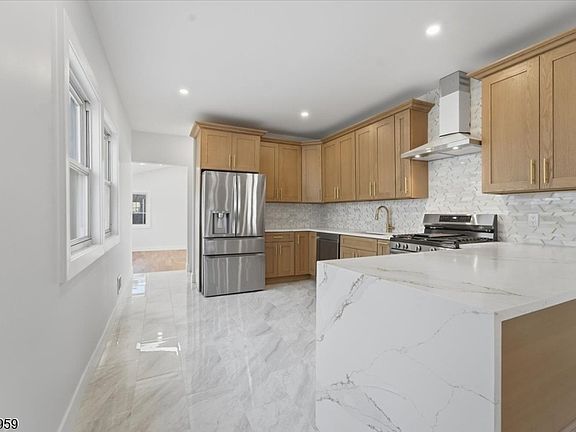 4th image of 95 Rutherford Pl