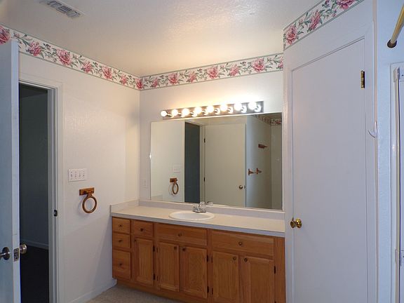 3rd image of 1010 Highland Dr