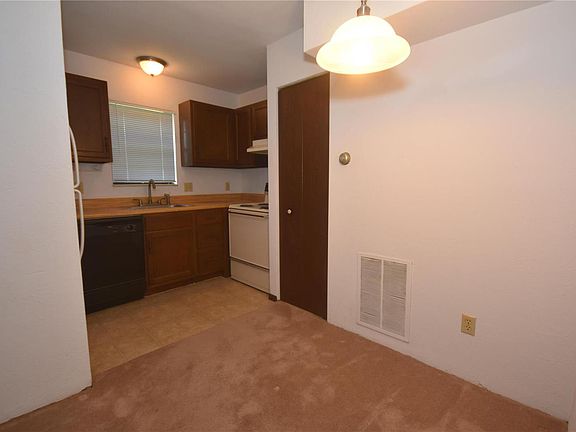 5th image of 98 Peachtree Ln