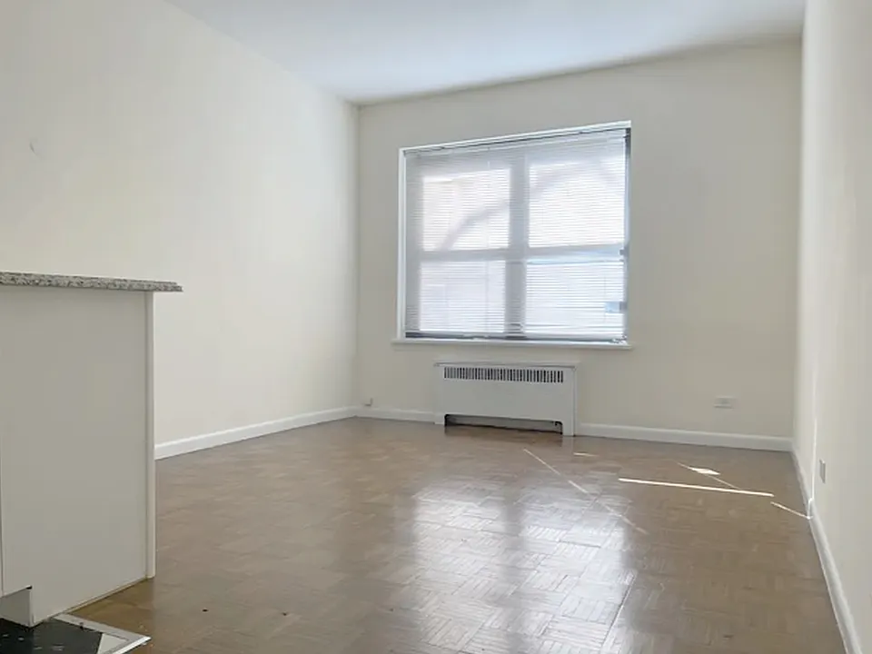 241 E 39th St #1F