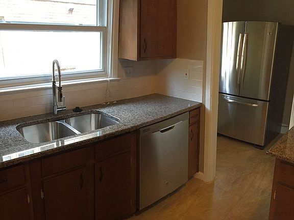5th image of 2555 Berk St