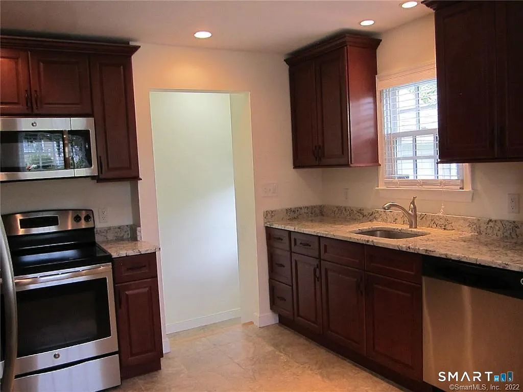 2 bed, 1.0 bath, 1160 sqft, $2,950 — Photo 3