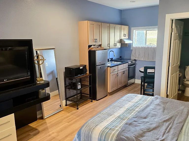 704 S Lakeshore Blvd #5 — Photo 1