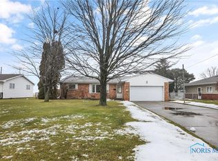 402 Park Ln, Walbridge, OH 43465