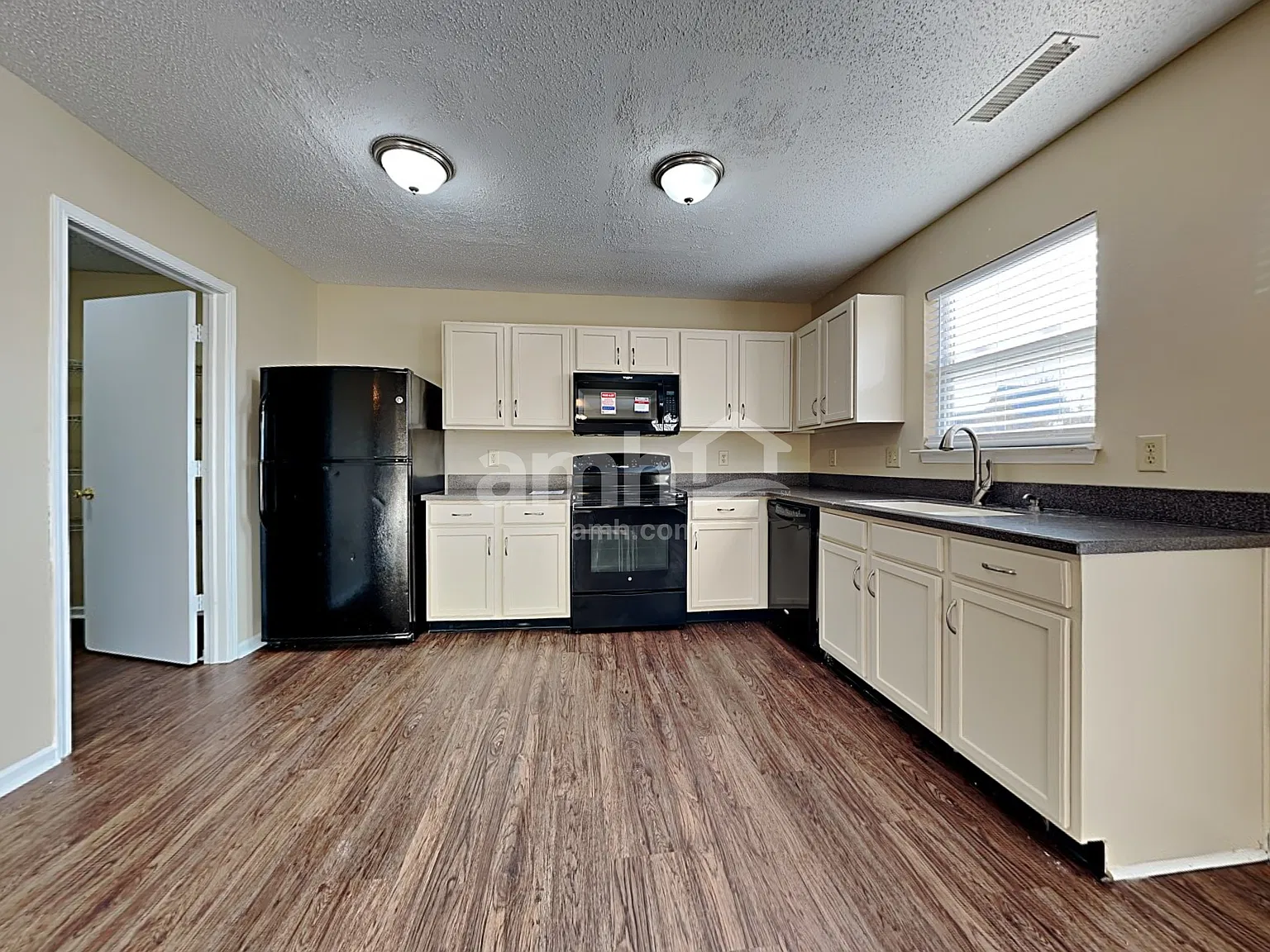 3 bed, 2.5 bath, 2016 sqft, $2,075 — Photo 3
