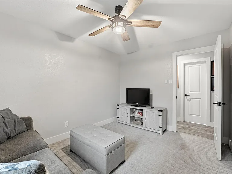 431 Dover Ln — Photo 9