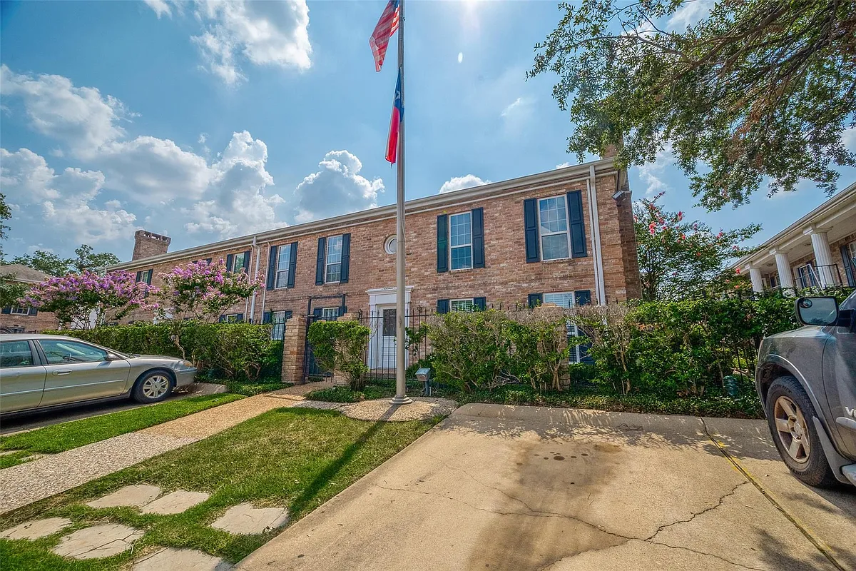 Building Photo - 6402 Del Monte Dr #35