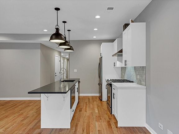 5th image of 1346 W Bryn Mawr Ave #2