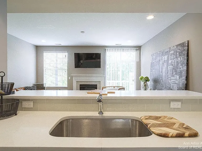2563 W Towne St — Photo 13