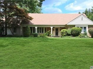 2 Pettit Ct, Dix Hills, NY 11746