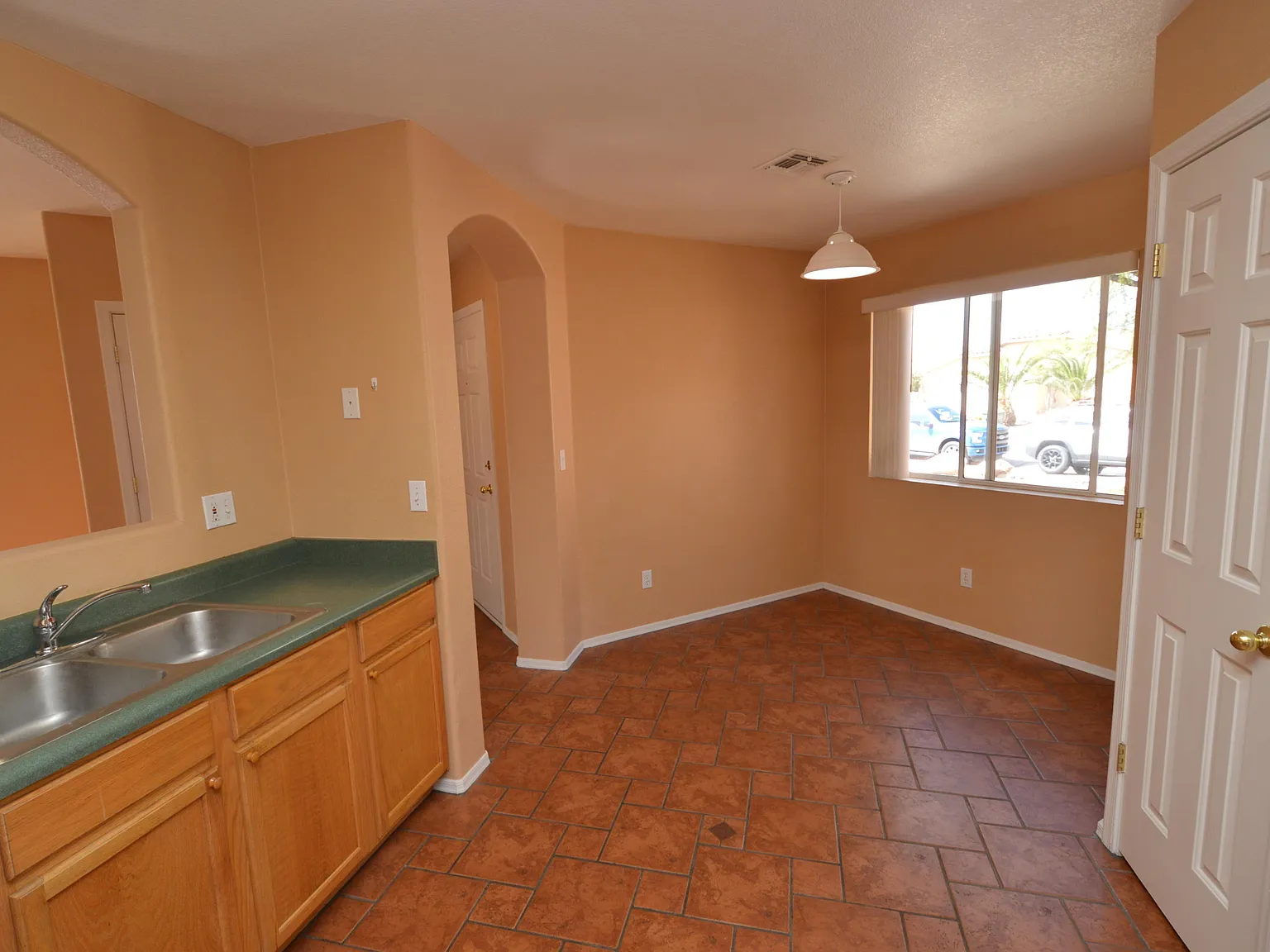 3 bed, 2.0 bath, 1385 sqft, $1,750 — Photo 4