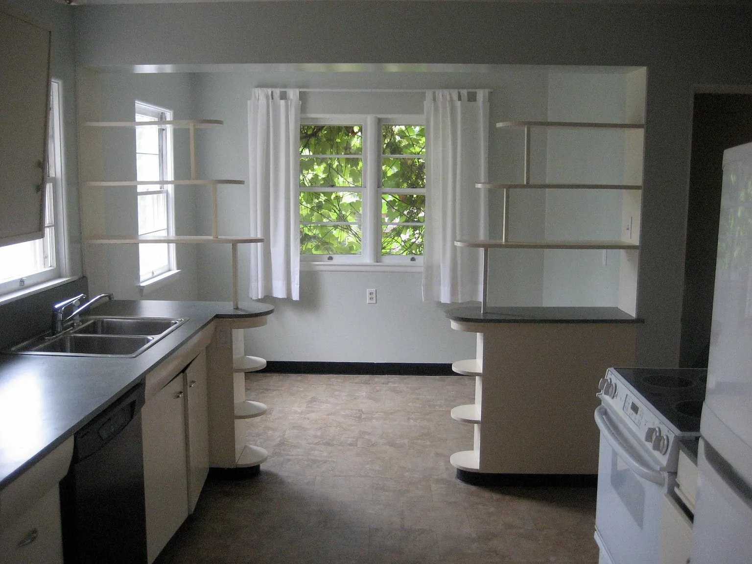 4 bed, 2800 sqft, $1,100 — Photo 4