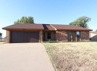 2516 Manor Way, Clinton, OK 73601