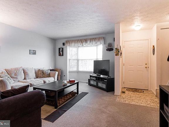 4th image of 33 Pike Hall Pl