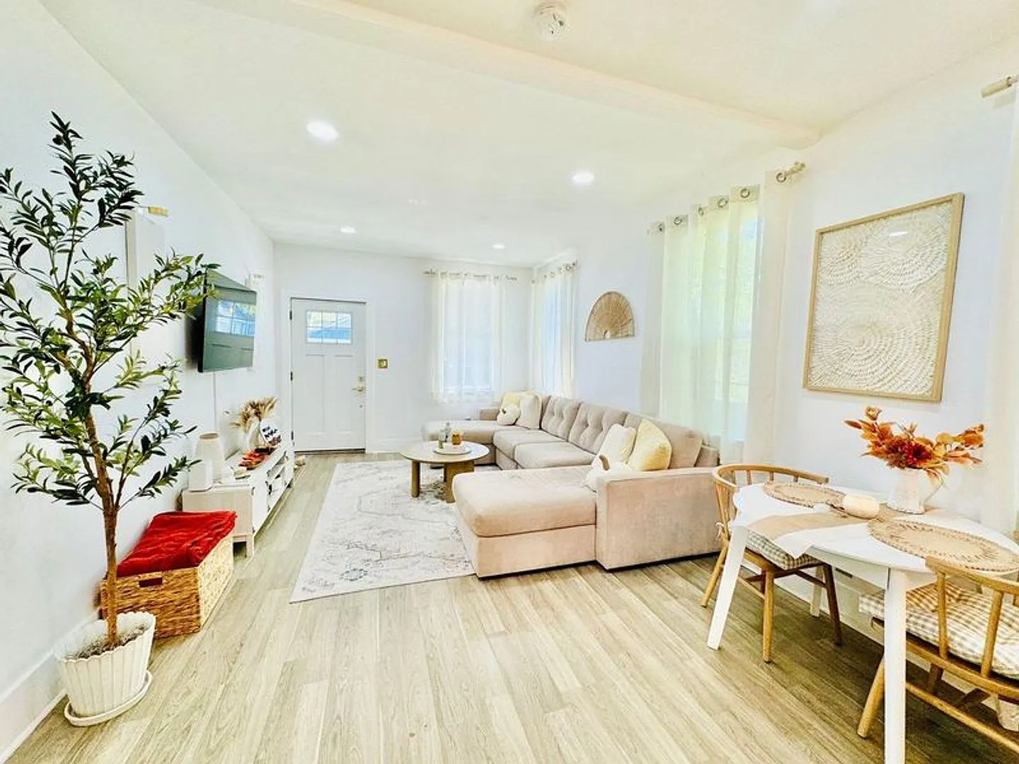 4 Bedroom 2 Bath Bungalow, in Forsyth Park- Available now — Photo 3