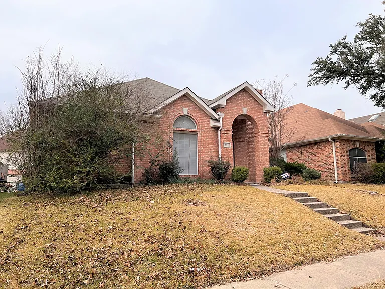 738 Ridgemont Dr — Photo 3