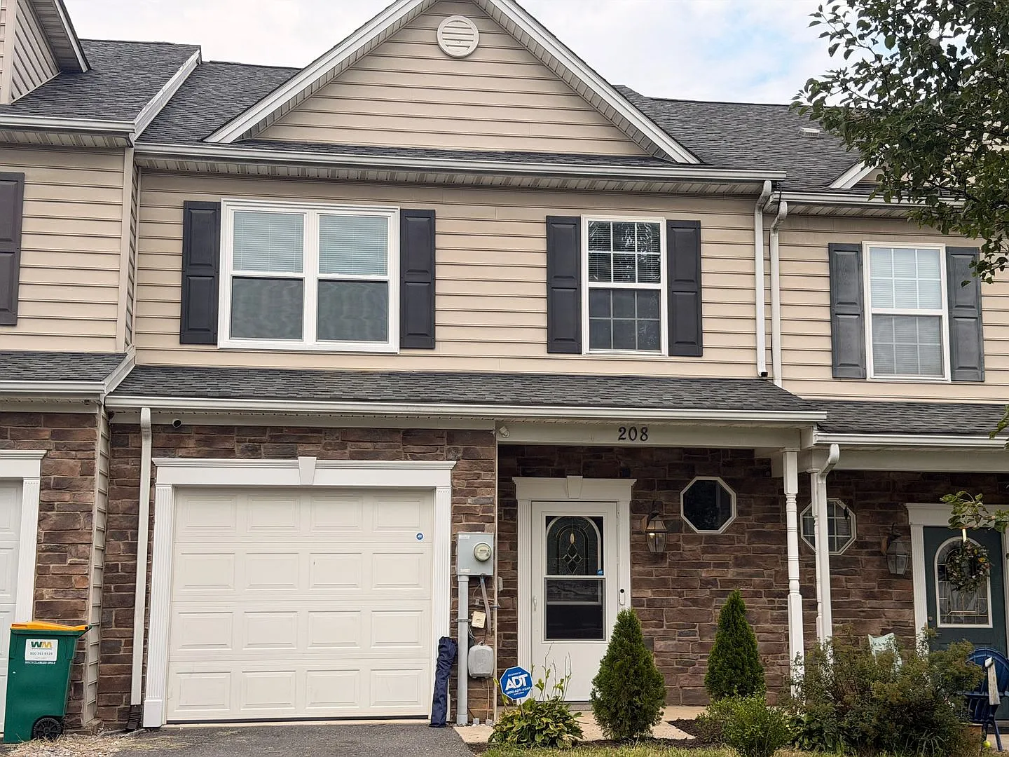 3 Bedroom Town House — Photo 2