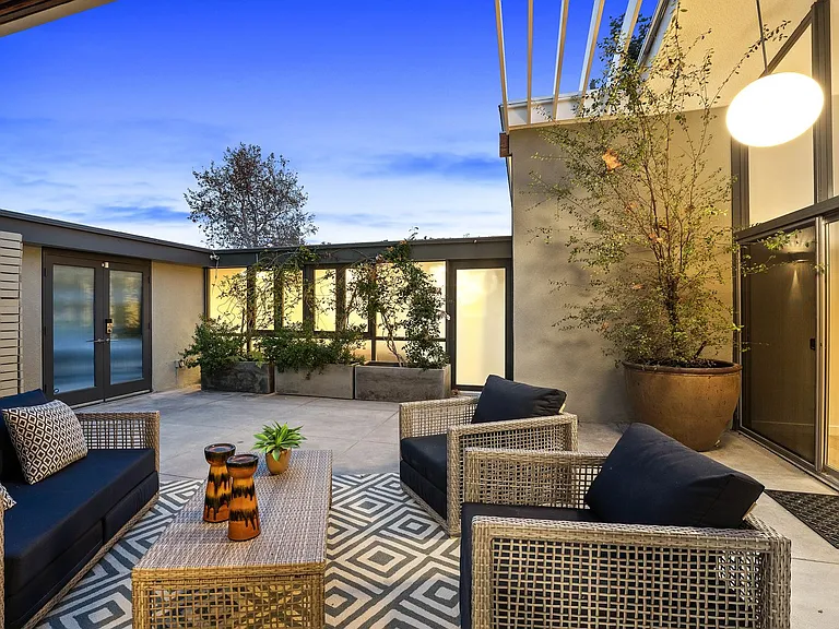 6225 Frondosa Dr — Photo 32