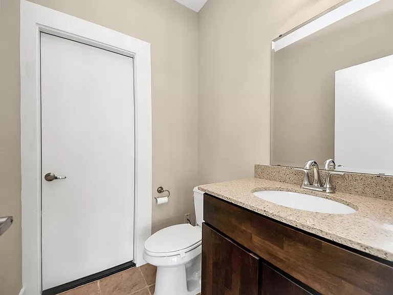 1807 W Webster St — Photo 37