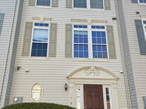 1008 Harrison Cir, Alexandria, VA 22304