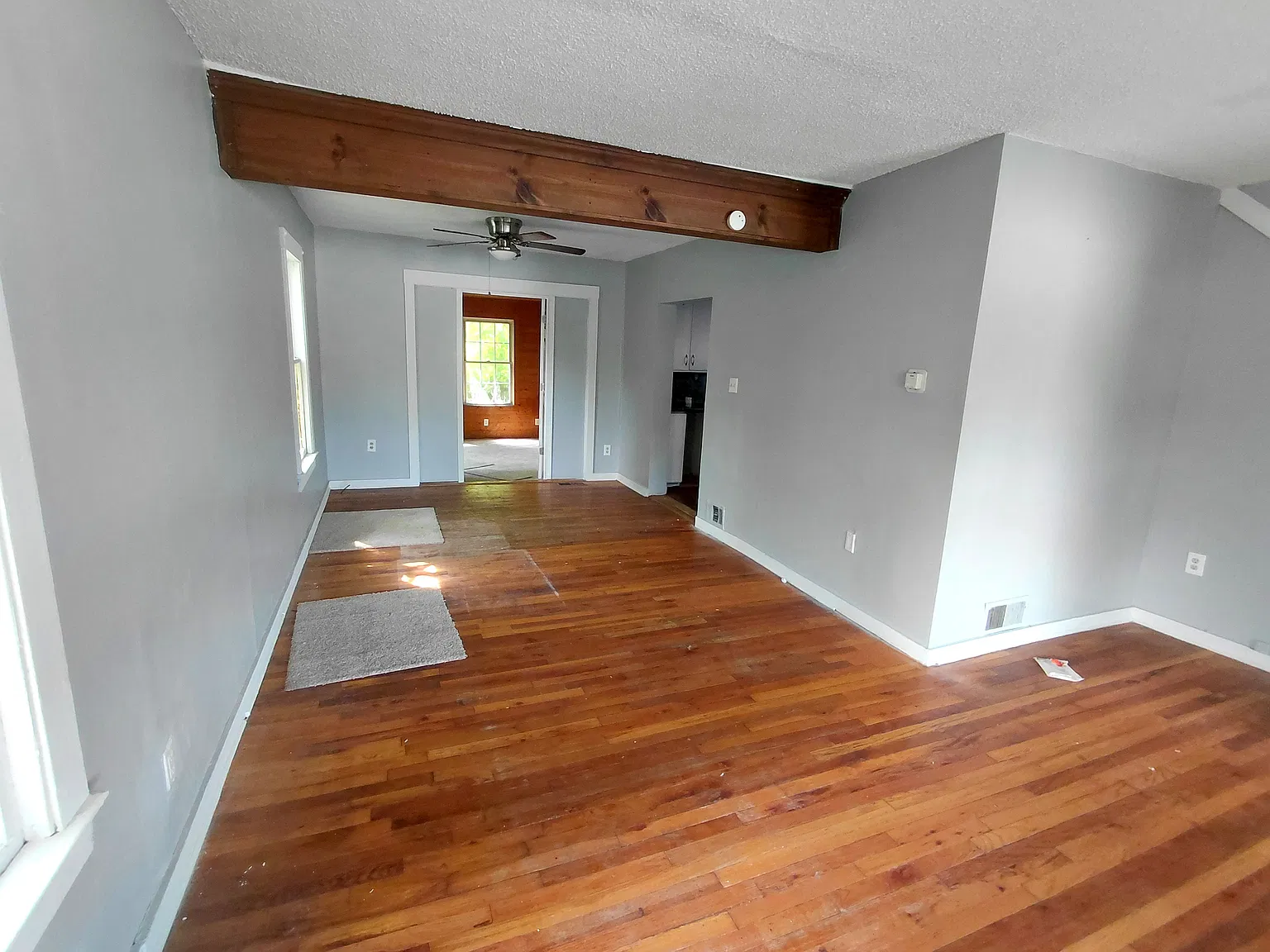 3 bed, 1.5 bath, 1000 sqft, $1,075 — Photo 2