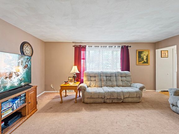 4th image of 16 Maplewood Dr