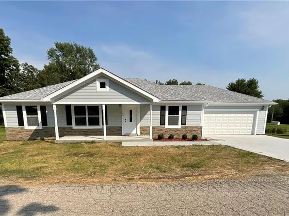 300 Maple Ter, Maysville, MO 64469
