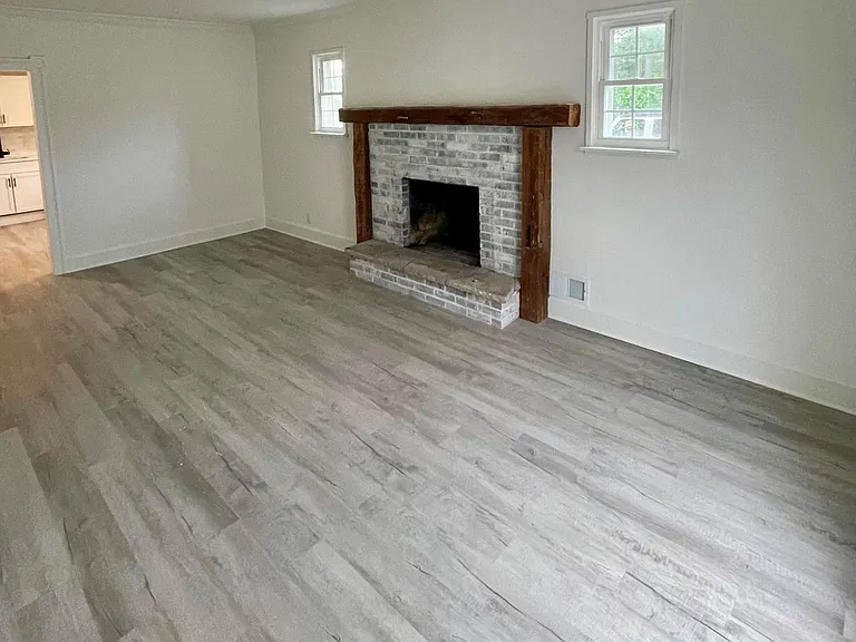 471 Elmwood Rd N — Photo 3