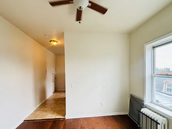 966 Summit Avenue image 2 of 9