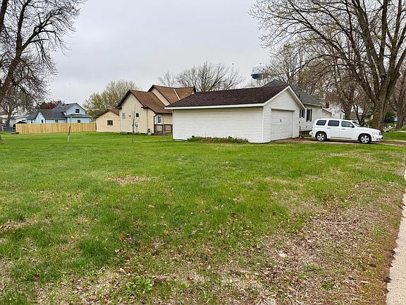 4th image of 455 Birch Ave