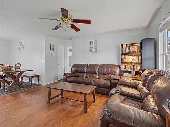 5th image of 105 Cora St