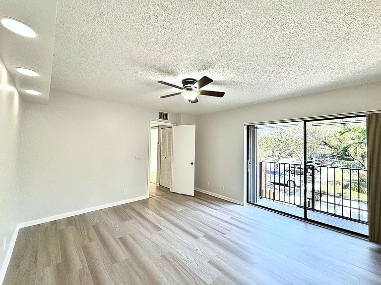 768 NW 99th Cir — Photo 4