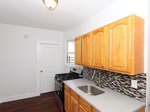 5th image of 2832 W 19th St APT 2R