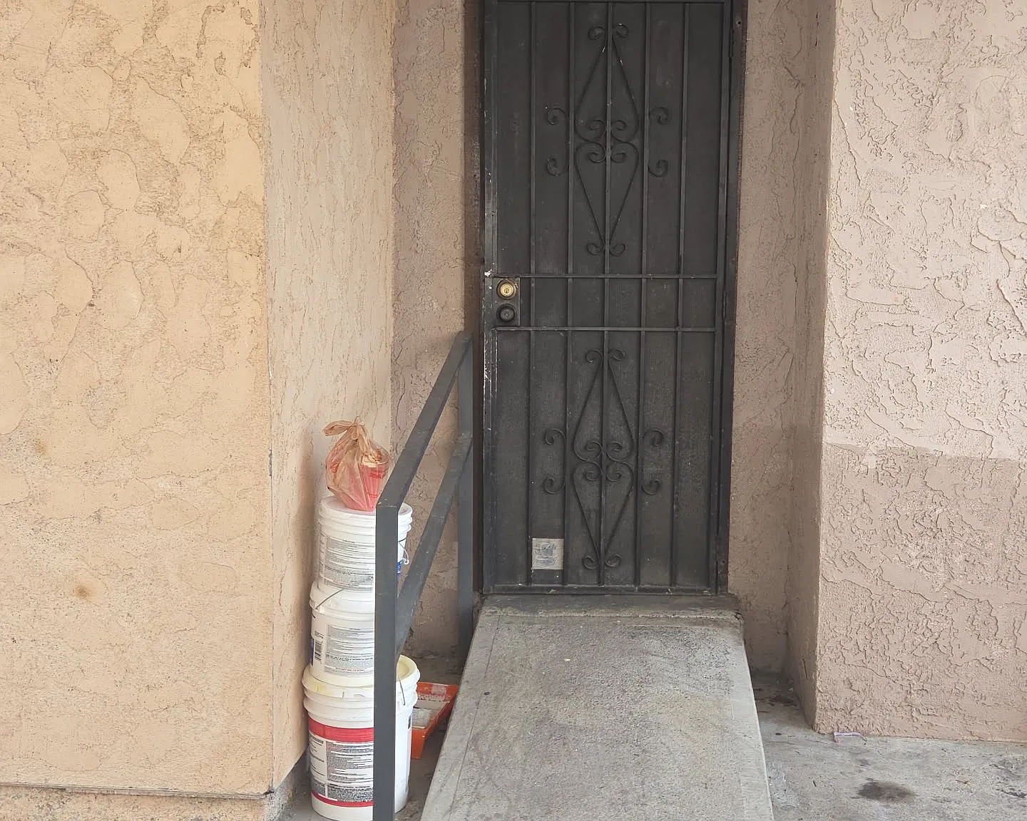 E 104th St, Los Angeles — Photo 3