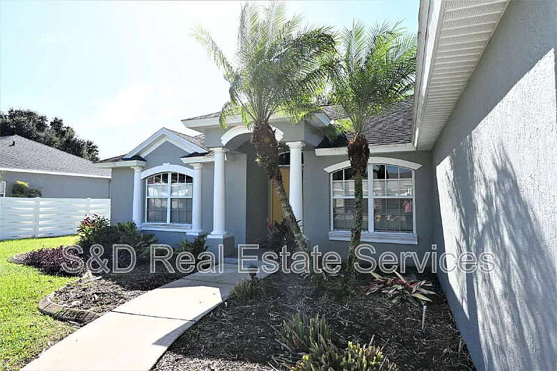 3 bed, 2.0 bath, 1768 sqft, $2,060 — Photo 2