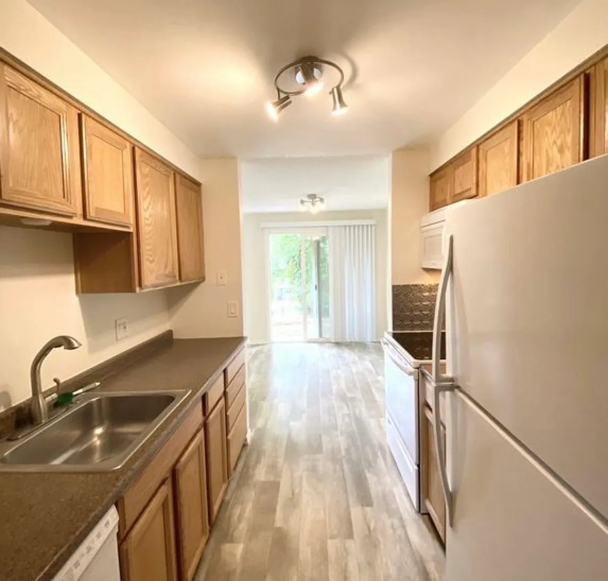 3 bed, 1.5 bath, 1080 sqft, $2,500 — Photo 4