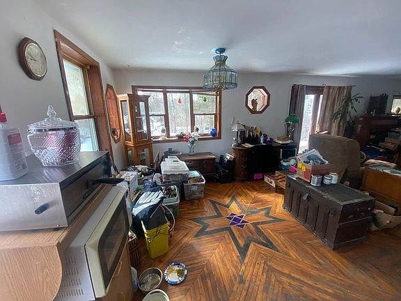 4th image of 692 Valley Rd