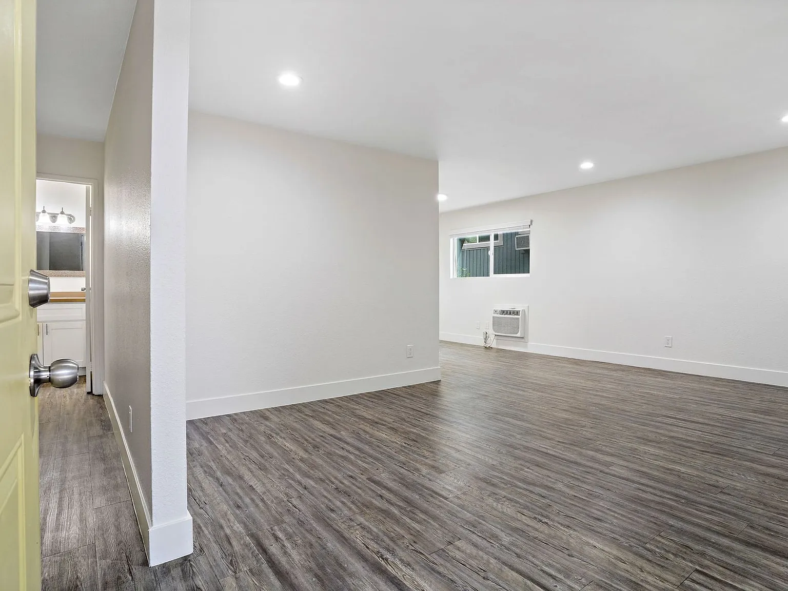 FH - Hilltop Apartments — Photo 2