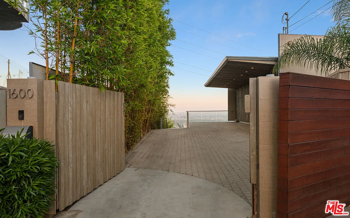 4 bed, 4.5 bath, 3414 sqft, $18,500 — Photo 4