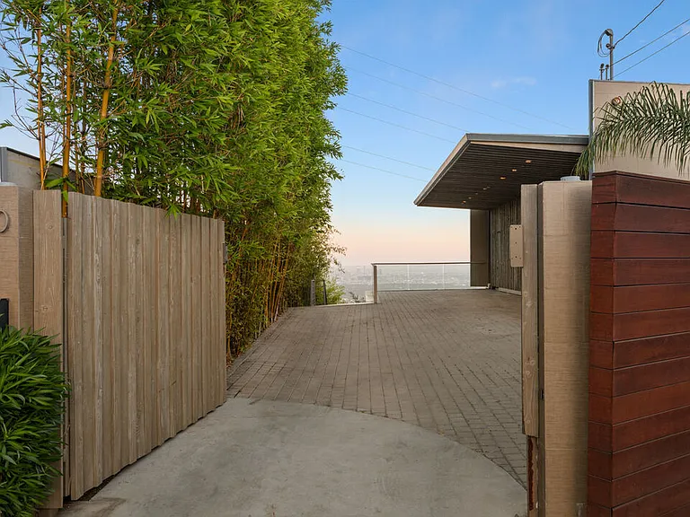 1600 Viewmont Dr — Photo 4