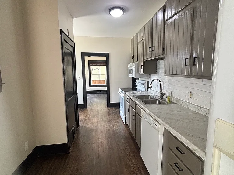 1127 Lincoln Dr — Photo 2