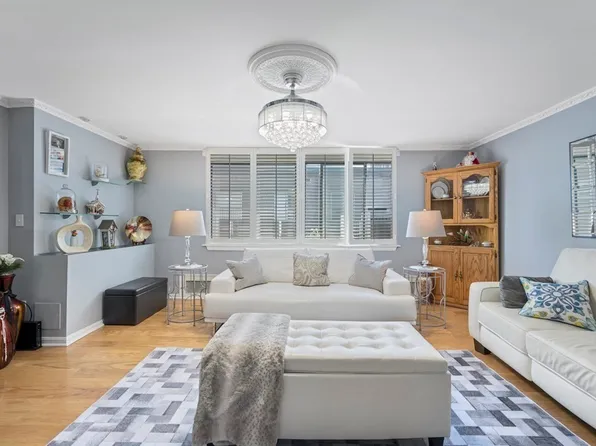 8 Juniper St APT 22, Brookline, MA 02445