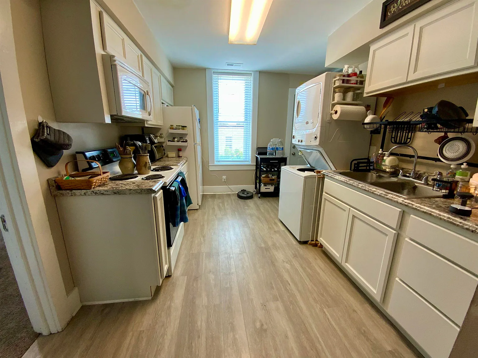 3 bed, 1.0 bath, 926 sqft, $1,800 — Photo 3