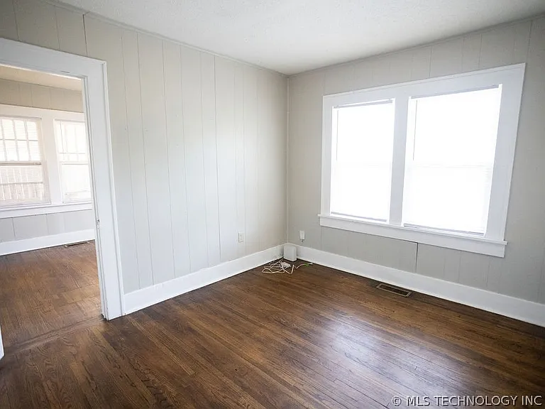 1147 S Florence Ave — Photo 44