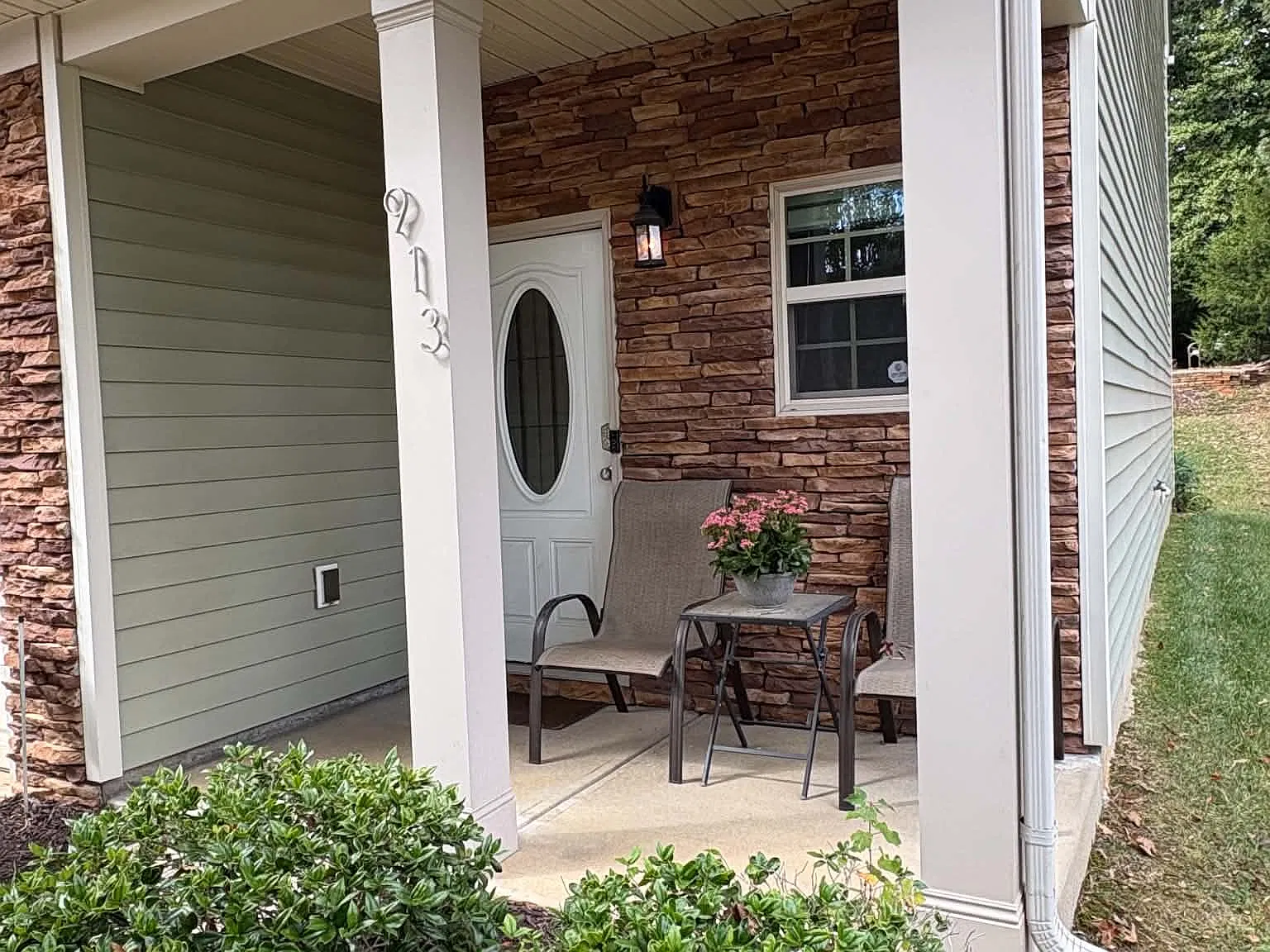 4 bed, 2.5 bath, 1941 sqft, $2,200 — Photo 2