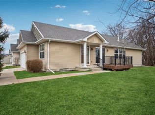 10011 N Glenstone Ct, Johnston, IA 50131