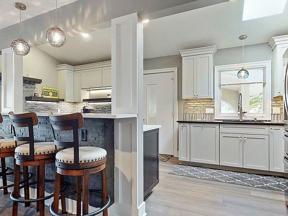 4th image of 995 Lake St #12