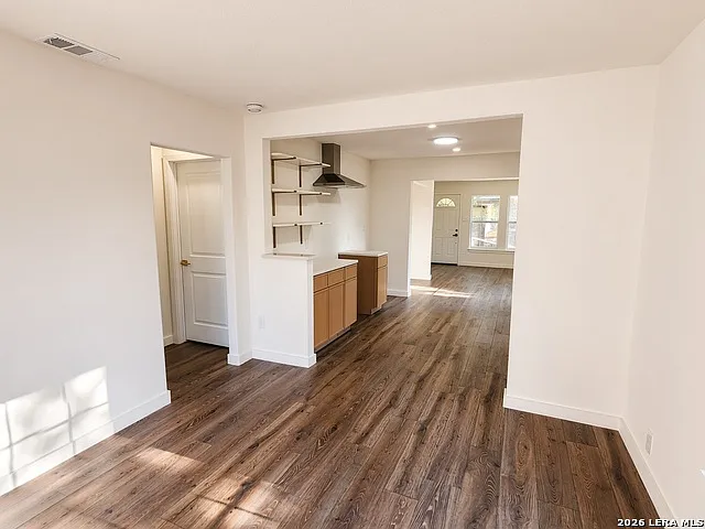 3 bed, 2.0 bath, 1027 sqft, $1,600 — Photo 2