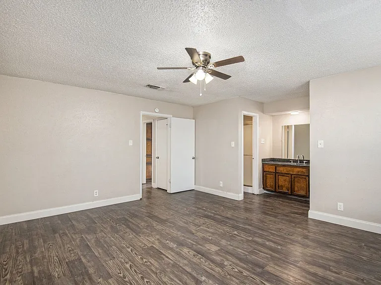 6915 W Cleburne Rd — Photo 15
