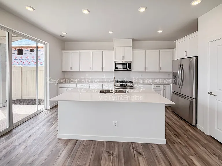 1760 N Big Star Ave — Photo 3